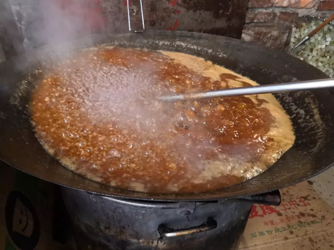 昆明330天都在排队的卤面馆，不收钱收饭票，只卖到下午2点