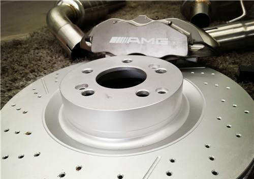 奔驰c级加赛车尾翼,奔驰c级车配空气悬挂