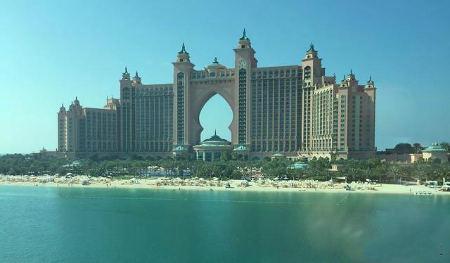 迪拜土豪为什么喜欢朴素白袍,迪拜为什么穿白袍