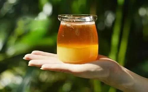 蜂蜜结晶成白糖状颗粒是真蜂蜜吗,蜂蜜结晶有酒味是怎么回事啊