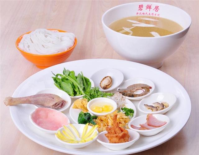 第一次吃云南蒙自过桥米线,云南蒙自过桥米线