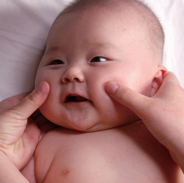 怎样的按摩手法能缓解宝宝鼻塞,婴儿鼻塞不通气小妙招抚触