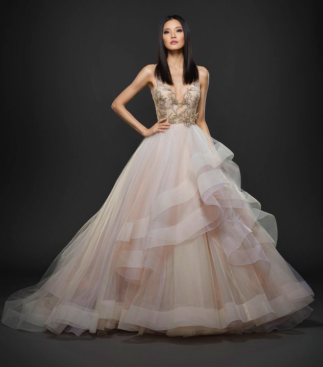 如何挑选合适自己的缎面婚纱,如何根据新娘身材挑选婚纱