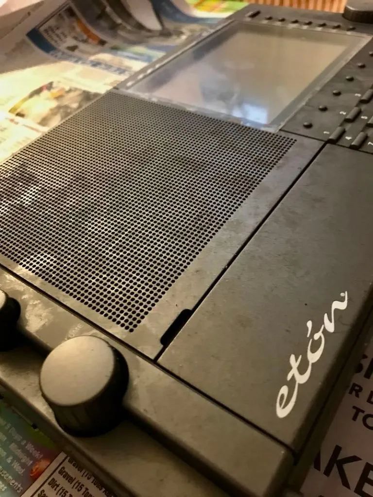 「火腿维修室」拯救一台老式EtonE1收音机，解决橡胶涂层粘手问题