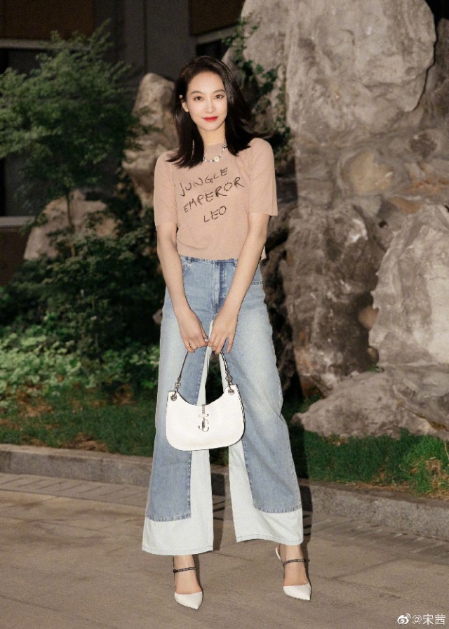 中国女明星在海滩上穿夏日装,白色内衣韩国比基尼夏日穿搭