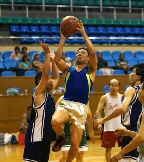 钟南山院士88岁谈运动健身,84岁钟南山院士每天坚持锻炼