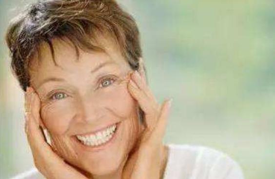 40岁后的女人想要摆脱更年期困扰，要及时发现身体发出的4个信号