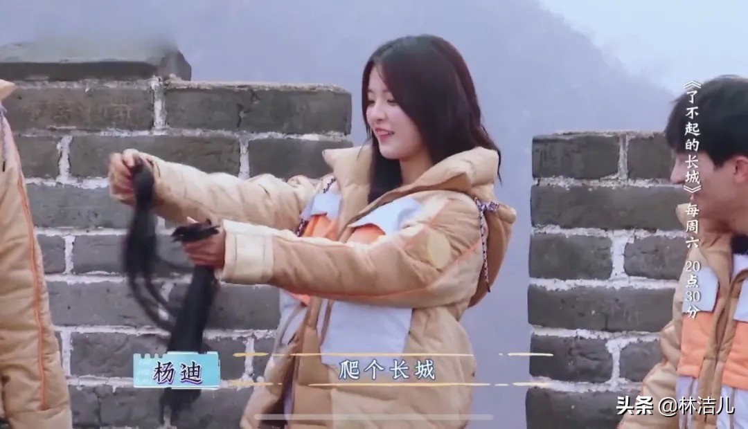 王祖贤状态52岁肤白貌美头发浓密,52岁王祖贤笑颜红唇发量惊人