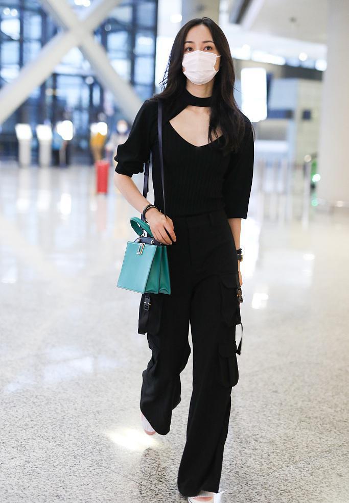 韩雪穿衣也不安分，硬在胸前“挖个洞”太大胆，不仅不俗还更性感