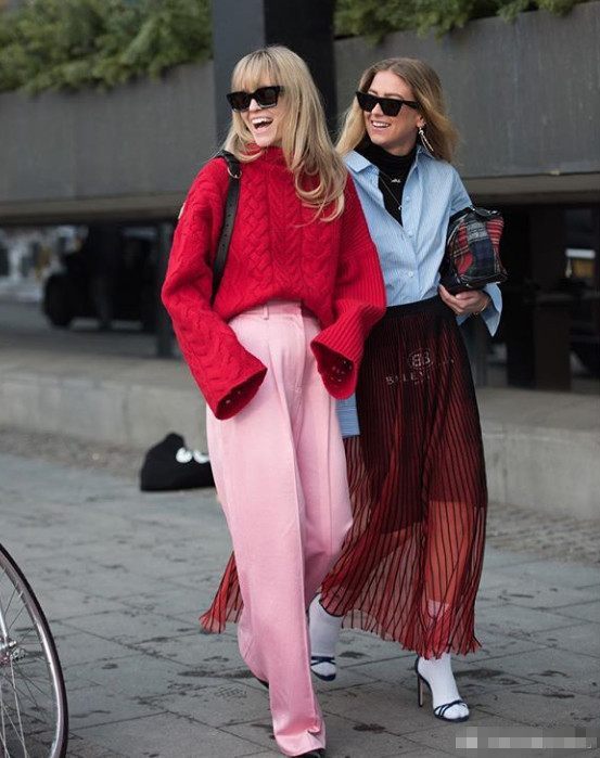 那个穿红衣服的女孩,女孩穿红衣服