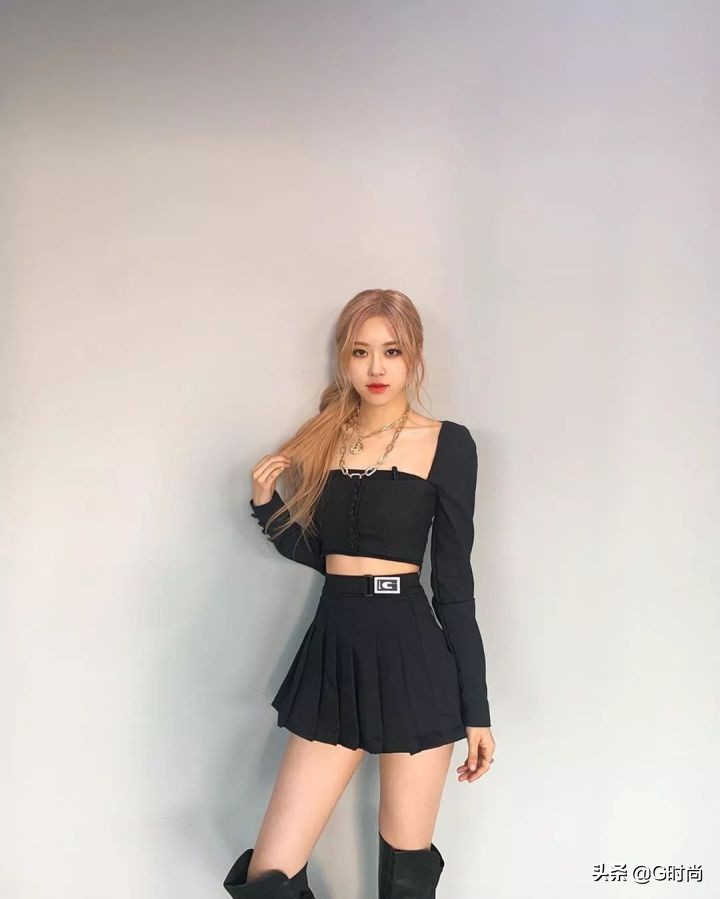 春季百褶短裙搭配不露腿,比较经典的百褶短裙搭配