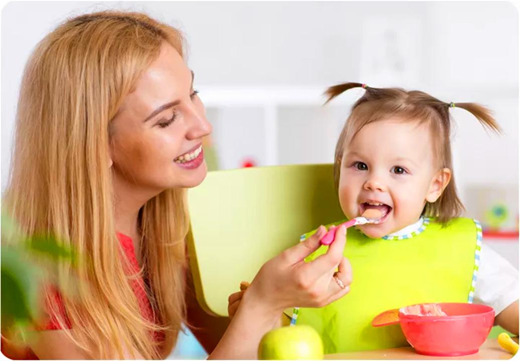 “娃不吃盐没力气”？1岁前宝宝辅食的3个“坑”，家长要避免