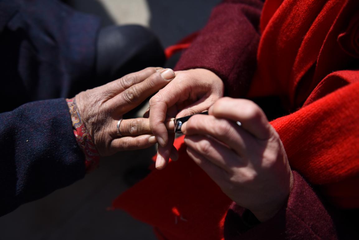 老人家用超大的剪刀剪指甲,老人剪指甲更轻松