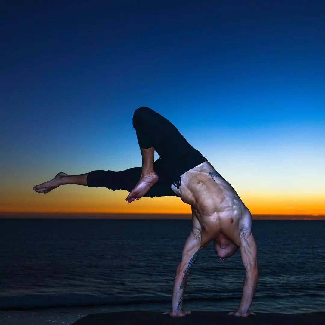 男生健身瑜伽动作,男士瑜伽拉伸肌肉