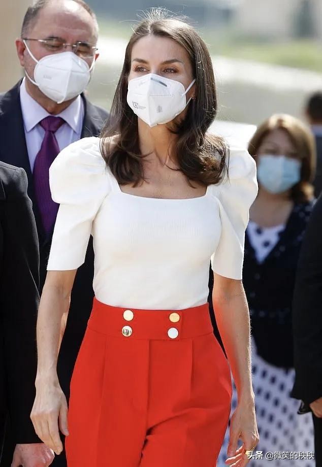 zara一件蓝色的连衣裙,zara一件衣服多少钱