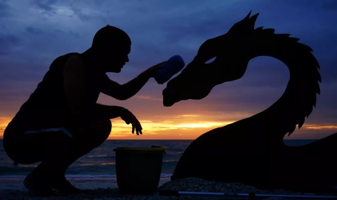 这个男人拍的漫画剪影，小孩看笑了，大人却哭了......