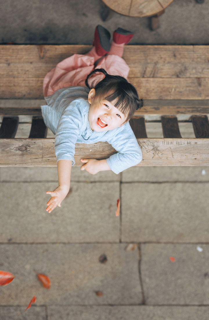 他所拍摄的萌娃温暖人心,满足了你对女儿的全部幻想