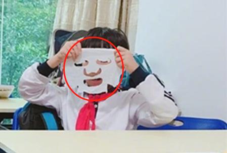 小学生作业本火了，一笔一划整整齐齐，老师：明明超强却过分慎重