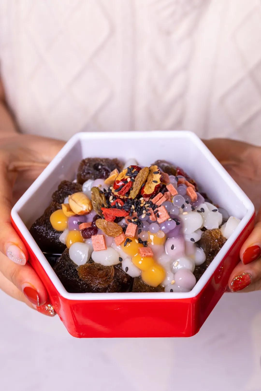 只此一家的牛腩串串火锅C位出道，19块9请你放肆开涮