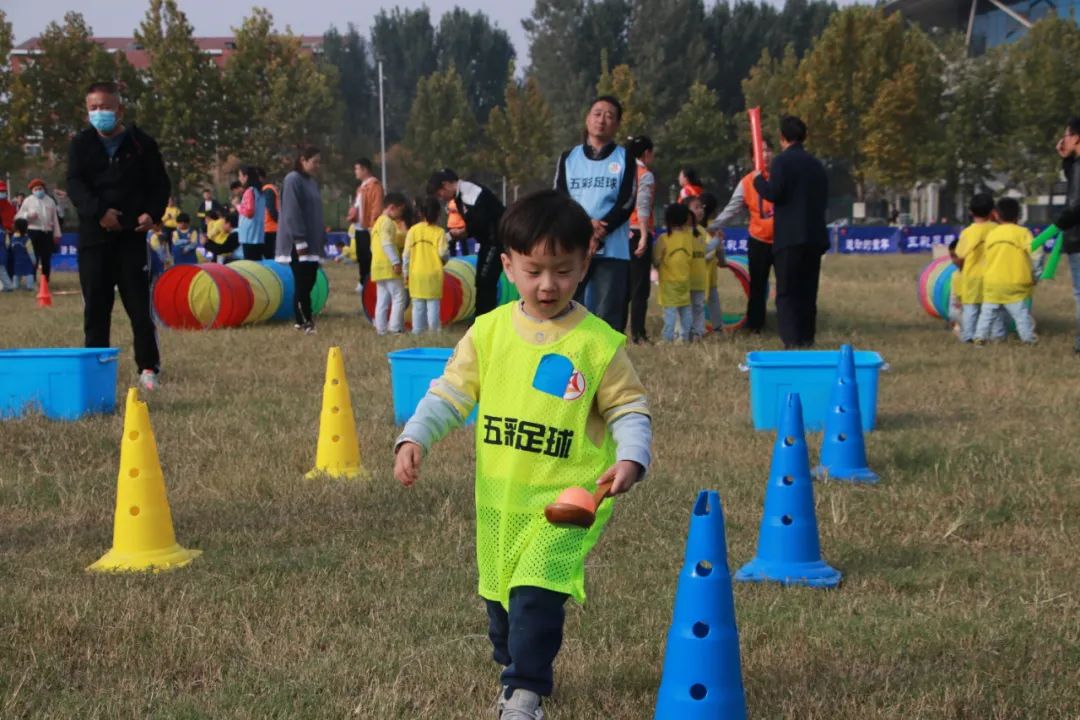「五彩球运动」“宝贝向前冲”红黄蓝五彩球运动激情开幕
