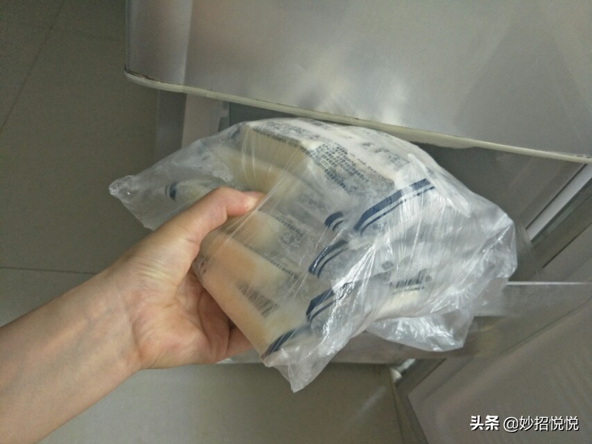 冰淇淋硬怎么变软,冰淇淋冻得太硬怎么办