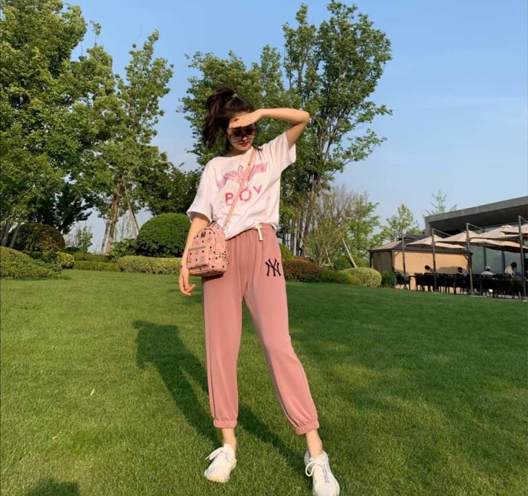 小孩粉色上衣配什么裤子好看,粉色裤子配什么颜色上衣好看女孩