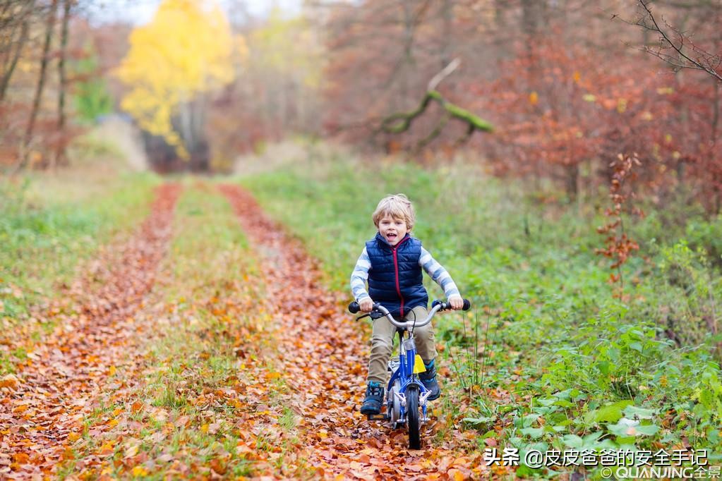 孩子不睡觉是体力没耗完，3种不需老年人体力的陪孩子运动方法