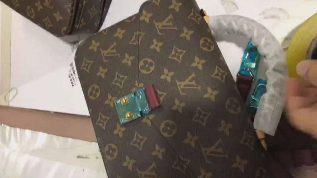 名牌包在国外买比在国内便宜多少 (名牌包在国内与国外质量有区别吗)