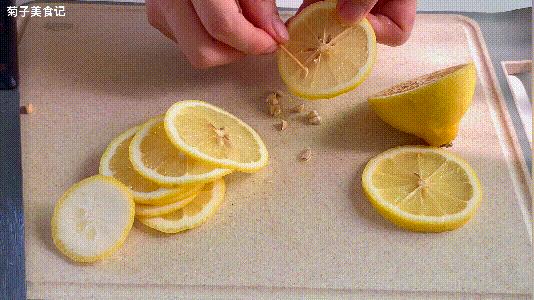 这款蜂蜜柠檬爱玉冻，冰冰凉凉酸甜可口，不愧是宝岛名小吃