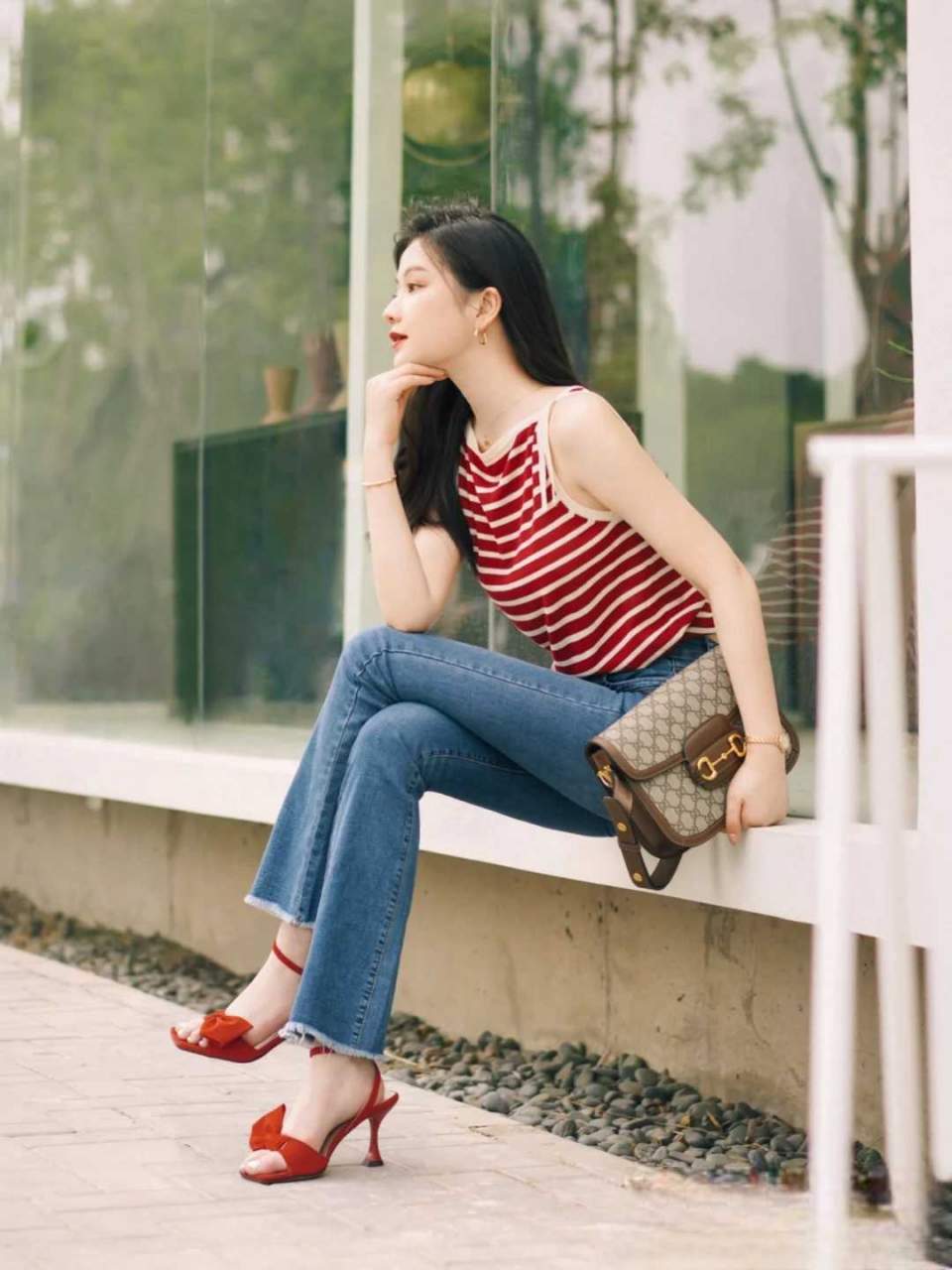 牛仔裤搭配冰丝短袖t恤,普通t恤搭配牛仔裤怎么穿好看