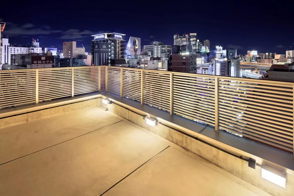 她在大阪买地并找建筑公司造了一家酒店