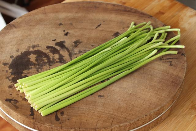 原来炒蒜苔也有诀窍，多加这一步，蒜苔脆嫩爽口又入味