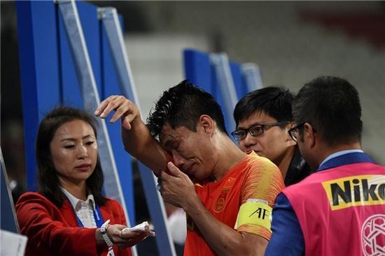 这位39岁国足老将哭的那一瞬间,多少球迷为之流泪,他真的尽力了