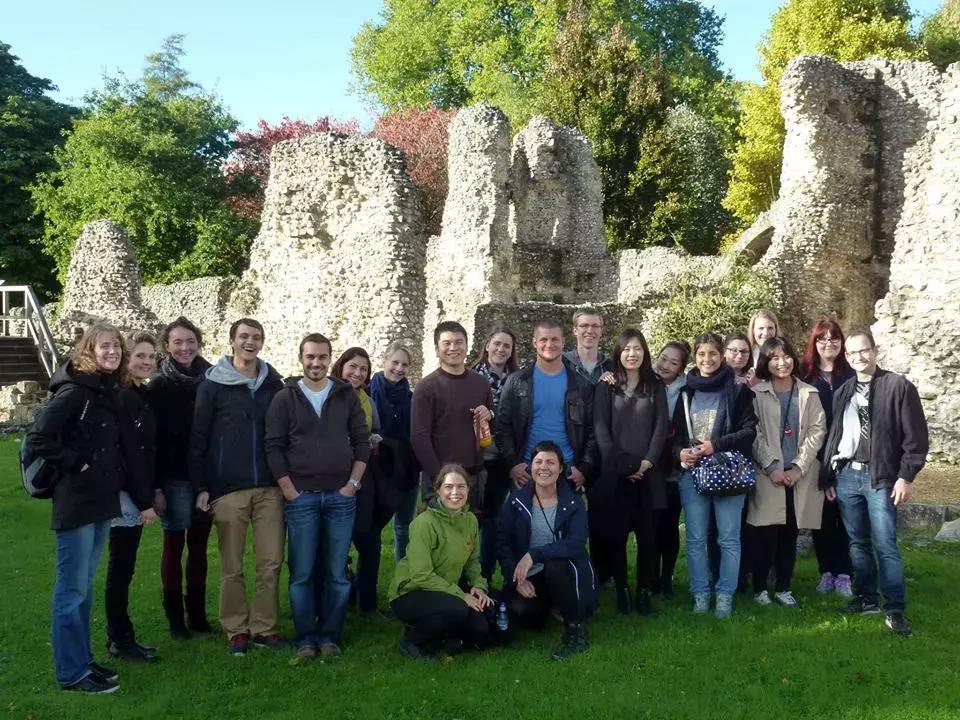 暑期游学英语课程,英国游学夏令营必需要学习英语