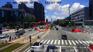 婴儿摔下床头摔个包怎么处理,女婴摔下床康复