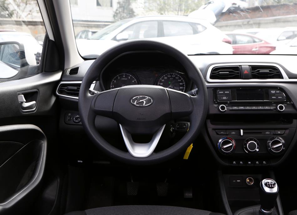 现代瑞纳基础款,现代瑞纳品质不输日系车