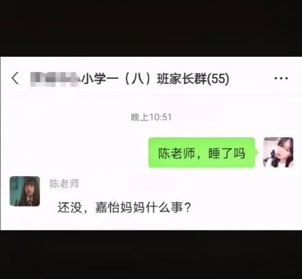 穿恨天高坐地铁的社死现场，两位男士都不忍看这次“崴脚表演”