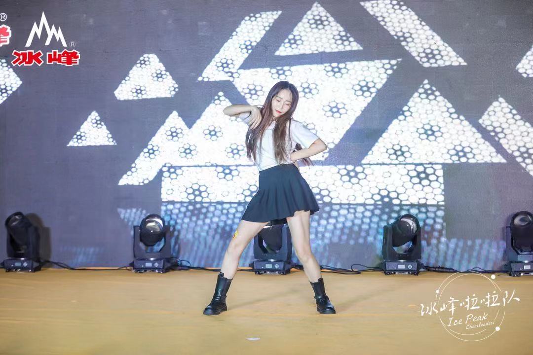 冰峰啦啦队助力十四运,冰峰汽水赞助球队