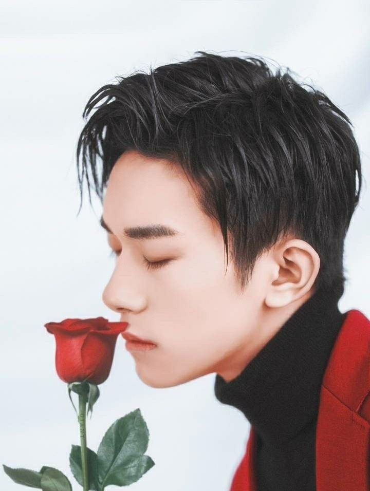 易烊千玺一朵小红花采访完整视频,送你一朵小红花易烊千玺同款外套