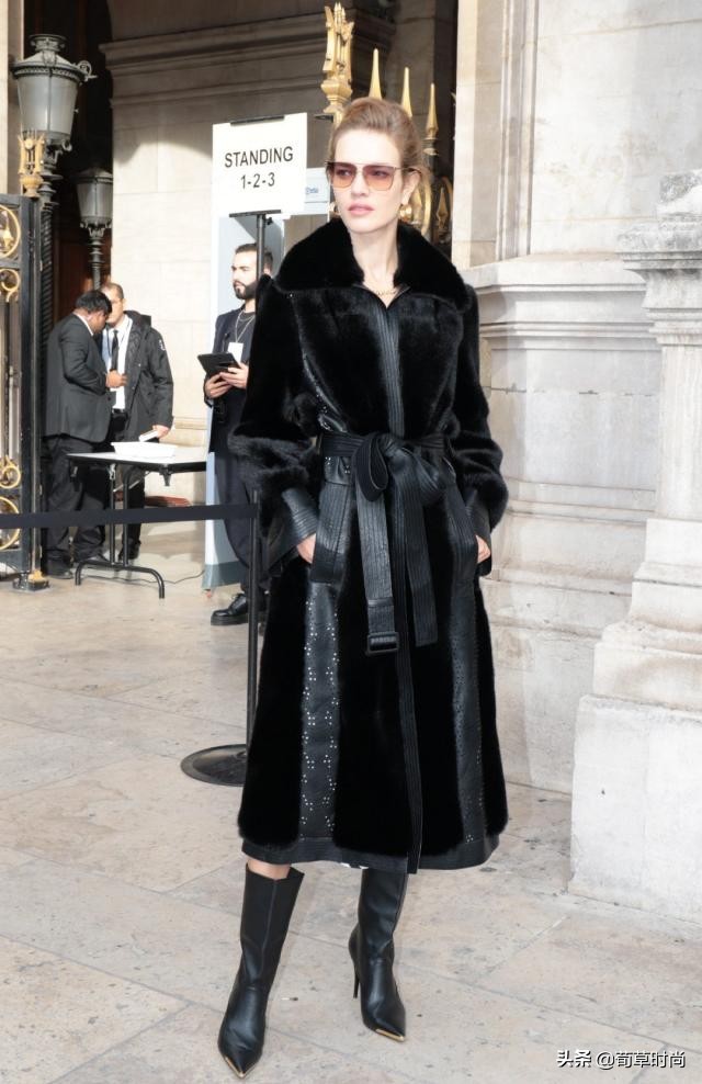 LV太子妃和老公牵手现身秀场,穿皮草富太气息浓