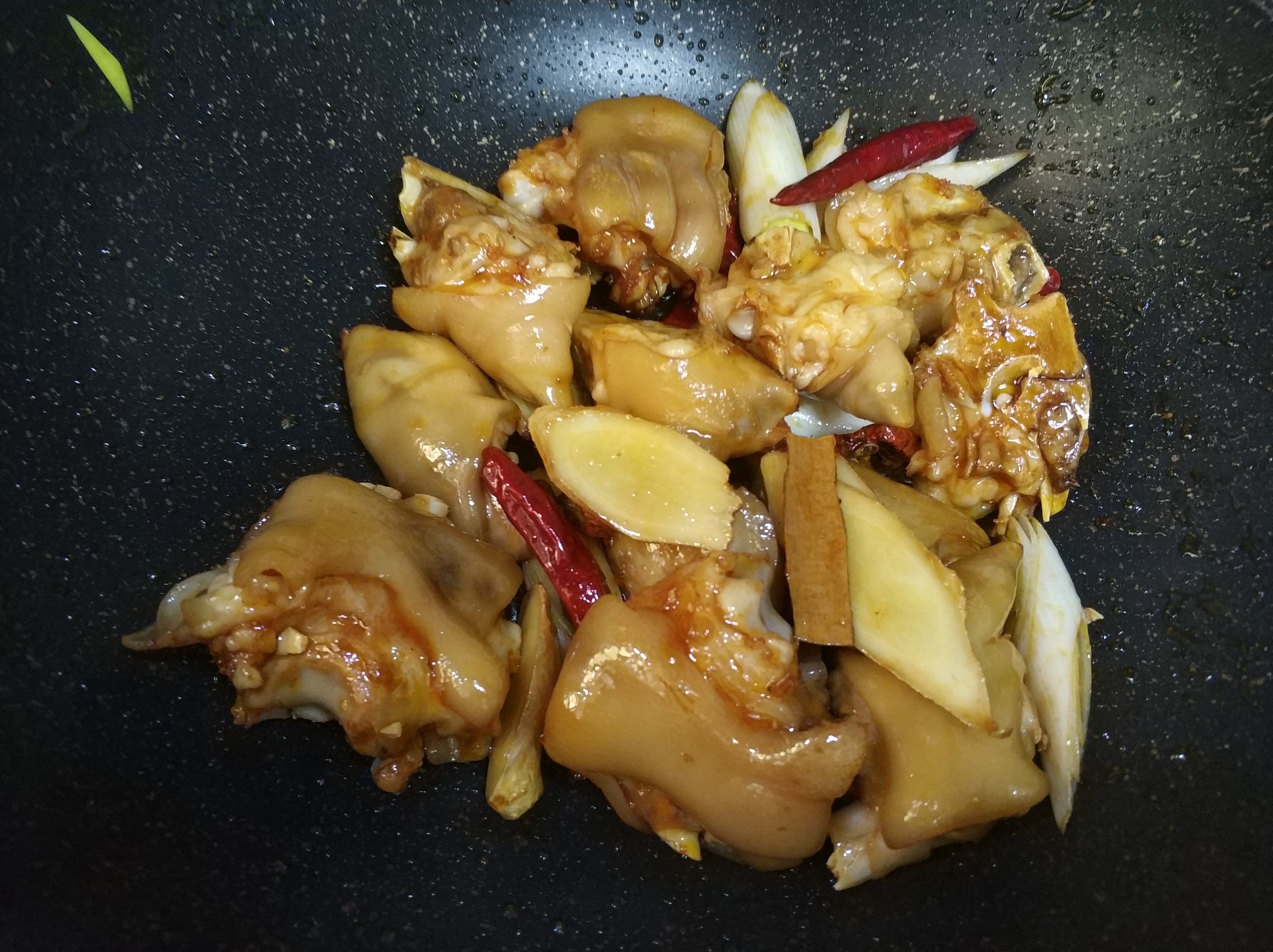 红烧猪蹄怎么颜色红亮,红烧猪蹄怎么做才软烂不腥臭