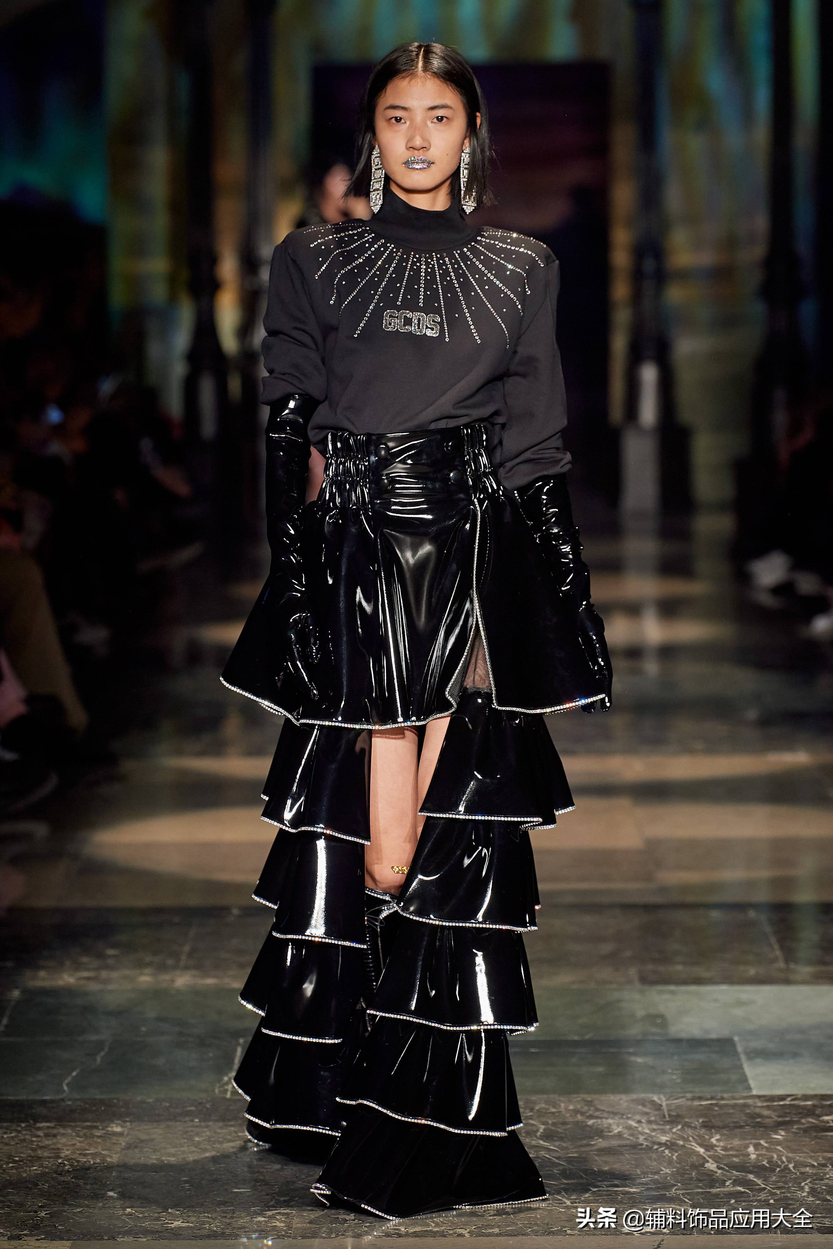 靓丽的流行元素，看水钻服装在明星身上的出彩表现