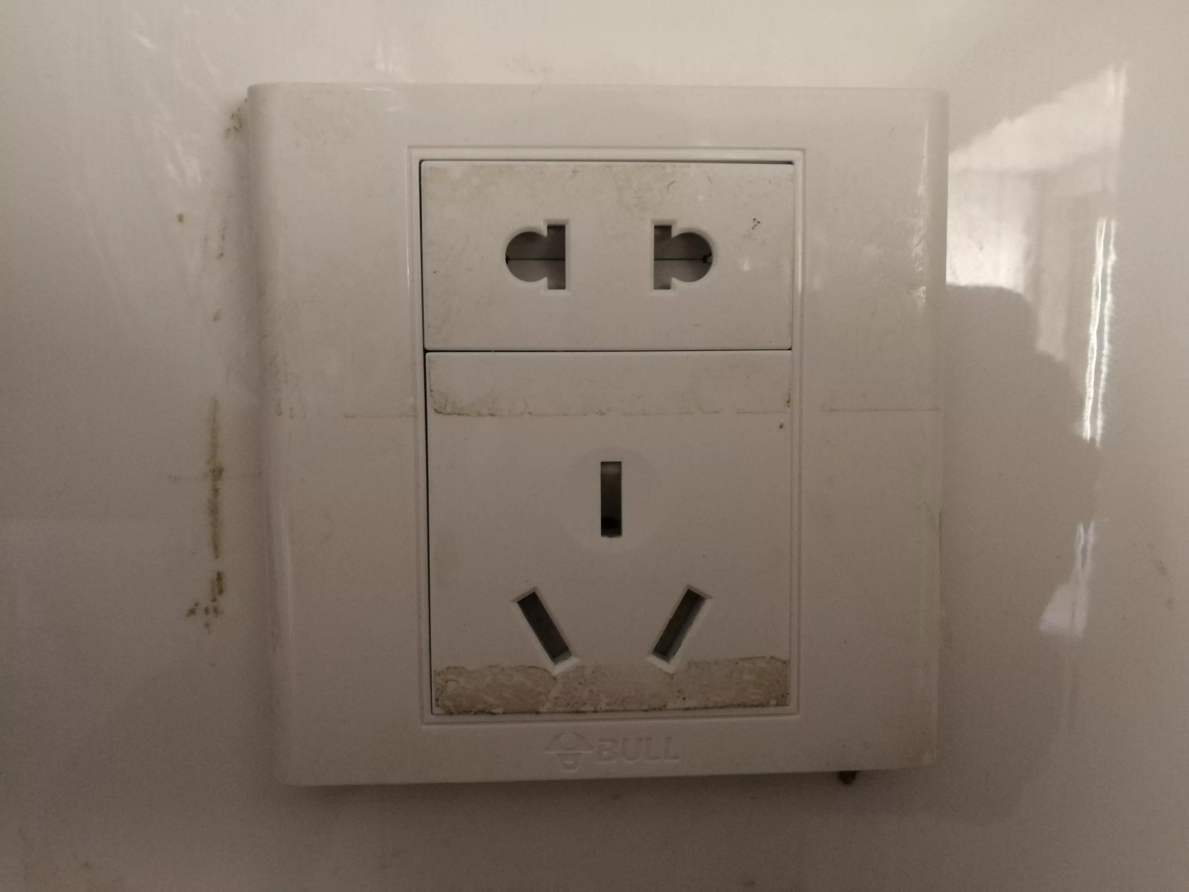 墙壁上插座的固定螺丝坏了怎么修,插座暗盒螺丝滑丝了怎么办