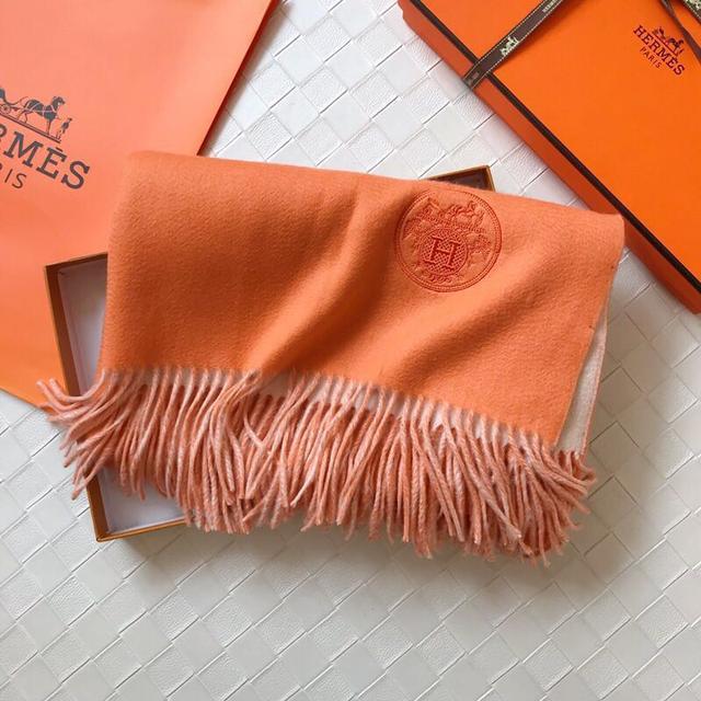 今年最流行的十款围巾,今年最潮围巾15种戴法视频