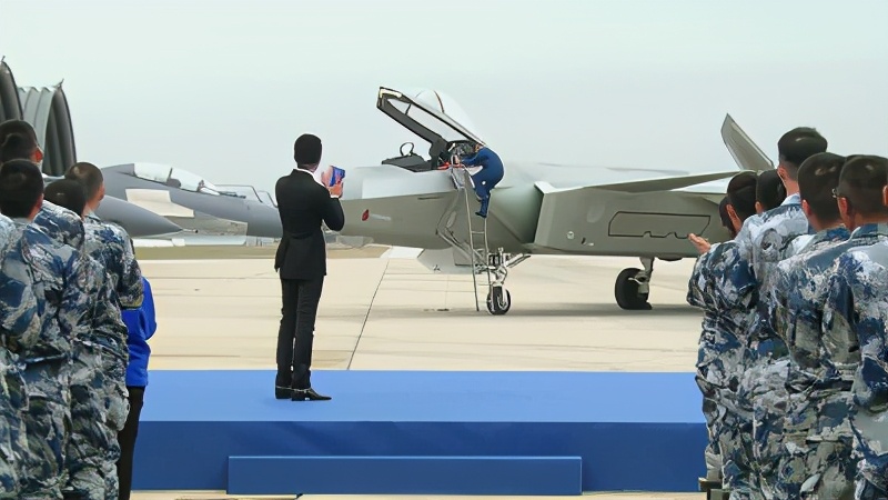 中国特级飞行员飞行时长不长,中国飞行员一年能飞多少个小时