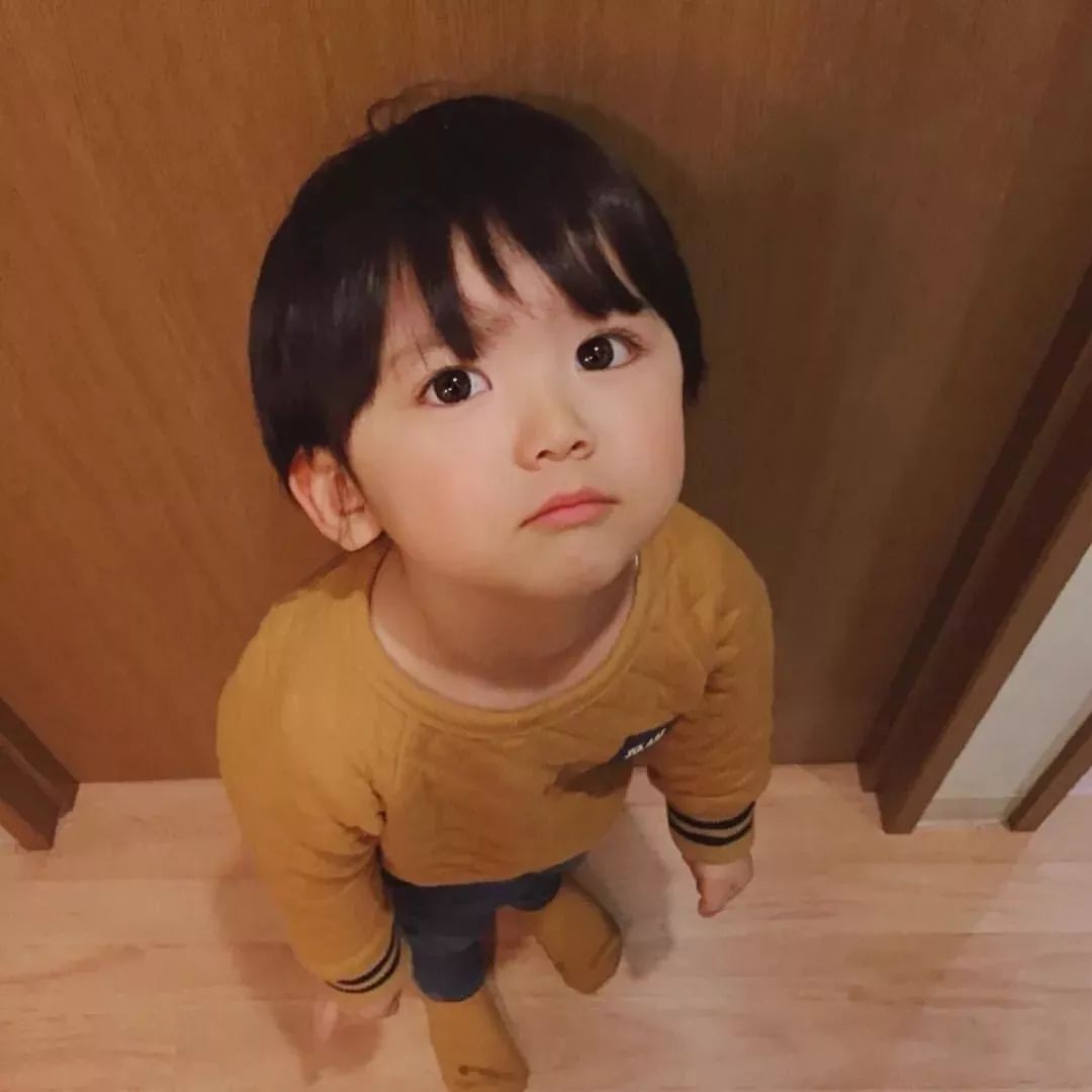 宝宝被老人亲吻后发烧,亲吻宝宝引起发烧怎么办