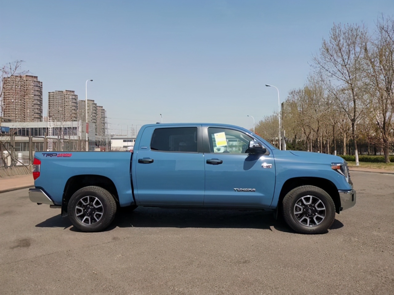 丰田霸道价位在35万左右是哪款,22款丰田霸道2.7港口最新行情