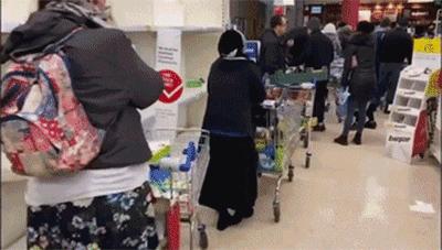 英国大妈囤了够吃一整年的西红柿，专家建议自己种