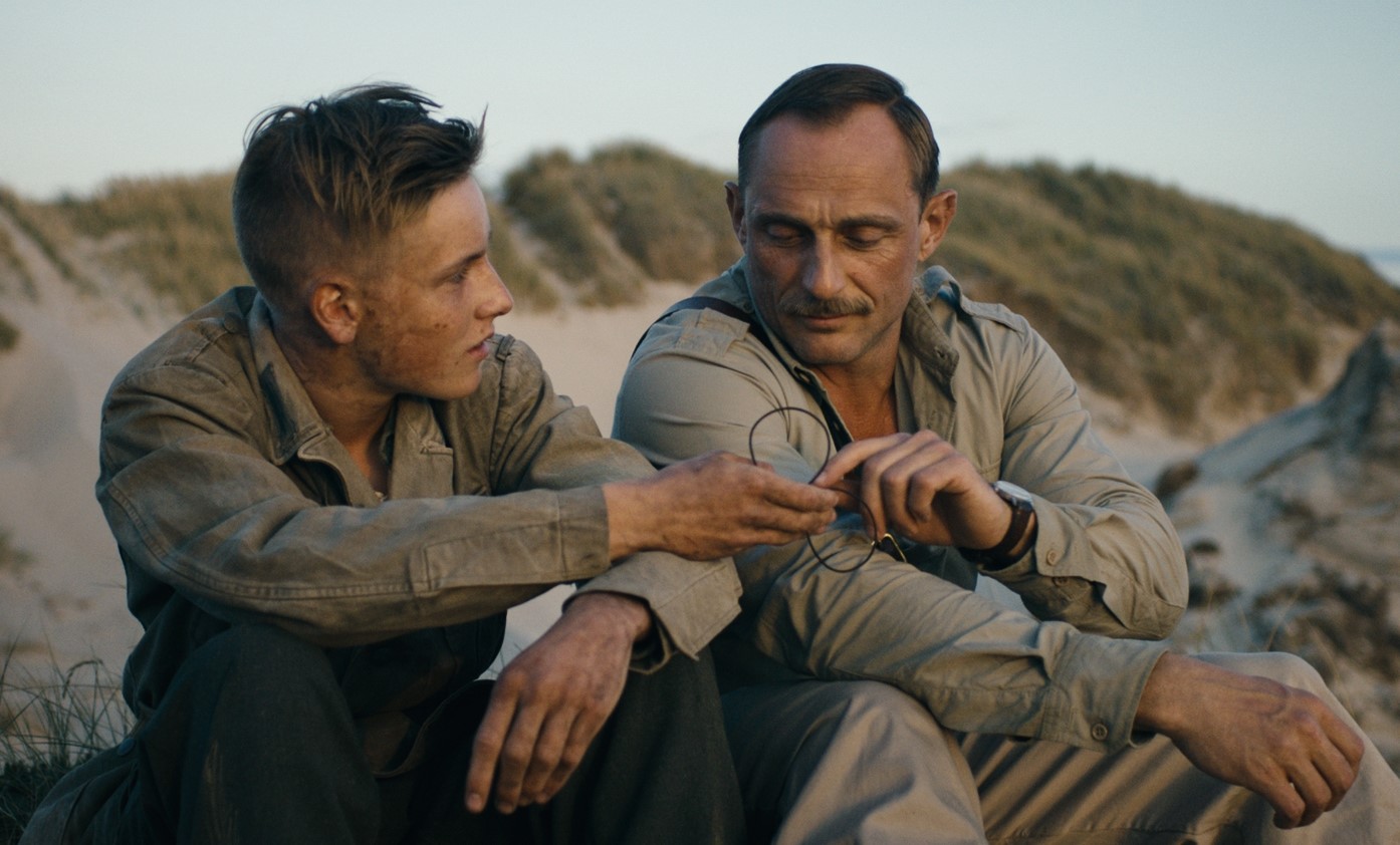 根据真实事件改编，那片美丽的沙滩上，无数孩子像狗一样死去