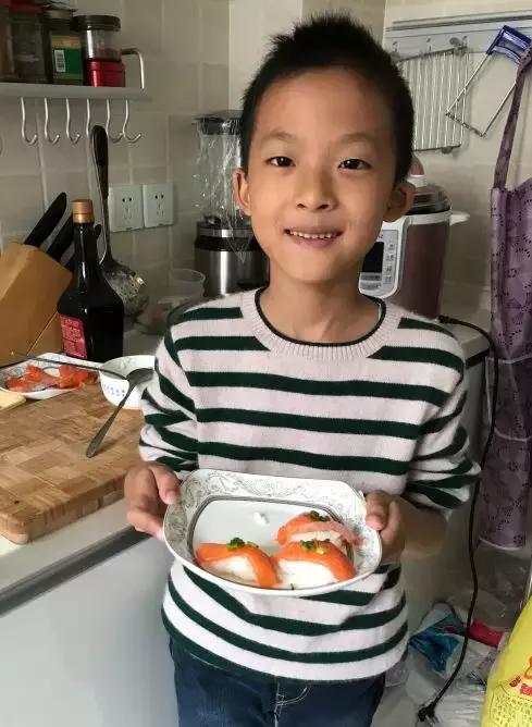 江阴这个10岁男孩太能了！绘画烹饪调酒样样行，父母透露培养秘诀